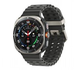 Zilverkleurige Samsung Galaxy Watch Ultra, rond horlogescherm en zwarte band, van voren en iets van opzij gefotografeerd.