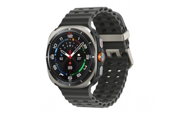 Samsung Galaxy Watch Ultra Silver - stijlvolle smartwatch Zilverkleurige Samsung Galaxy Watch Ultra, rond horlogescherm en zwarte band, van voren en iets van opzij gefotografeerd.