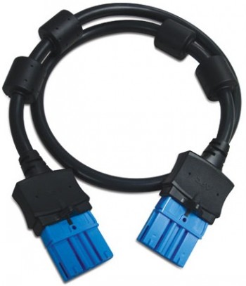 Zwarte kabel met blauwe en zwarte connectoren aan beide uiteinden. De kabel heeft rechte en stevige aansluitingen.