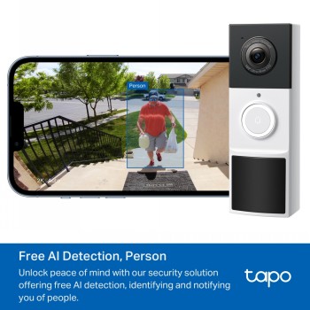 TP-Link Tapo D210 slimme deurbelcamera en app videocameraweergave TP-Link Tapo D210-videocamera en smartphone tonen een persoon op de oprit gefilmd door de deurbelcamera in een rustige omgeving.