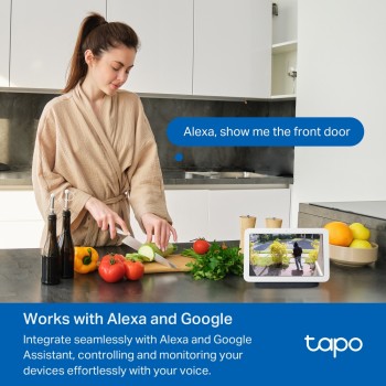 TP-LINK Tapo D210 slimme deurbelcamera op keukenslimme monitor Vrouw snijdt groenten in de keuken, slimme monitor op tafel toont live videobeeld van de deurbelcamera.