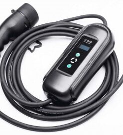 Zwarte Eload-oplader met een lange kabel en stekkers, afgebeeld op een witte achtergrond.