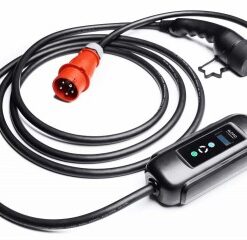Zwarte 11 kW lader met lange kabel en rode stekker. Schuin bovenaanzicht.