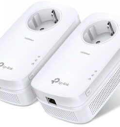 Twee witte TP-Link TL-PA8010P AV1300 netwerkadapters met doorvoerstekstop en ethernetpoort.