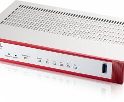 Zyxel USG FLEX 50 H-firewallapparaat, gebruiksvriendelijke poorten en USB. Zilveren en rode Zyxel-firewallapparaat met meerdere gigabitpoorten en een USB-poort, gefotografeerd op een tafelblad.