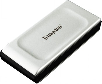 Zilverkleurige kleine externe SSD met Kingston-logo, zwarte randen, rechthoekig ontwerp.