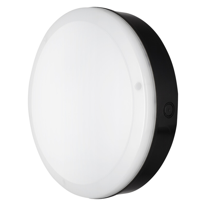 Rond, wit LED-wandarmatuur met zwarte rand en een IP65-beschermingsgraad.