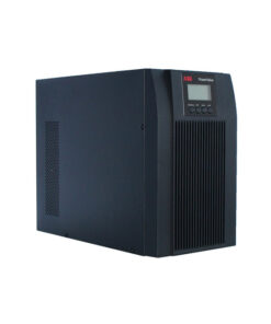 ABB PowerValue 11 T G2 2kVA online UPS-toren Zwarte torenmodel online UPS-apparaat, ABB PowerValue 11 T G2 2kVA, in verticale positie.