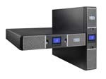 Zwarte, rechthoekige Eaton 9PX 3000I RT2U UPS-apparaat vanuit twee hoeken. Voorpaneel met blauw LCD-scherm en tu...