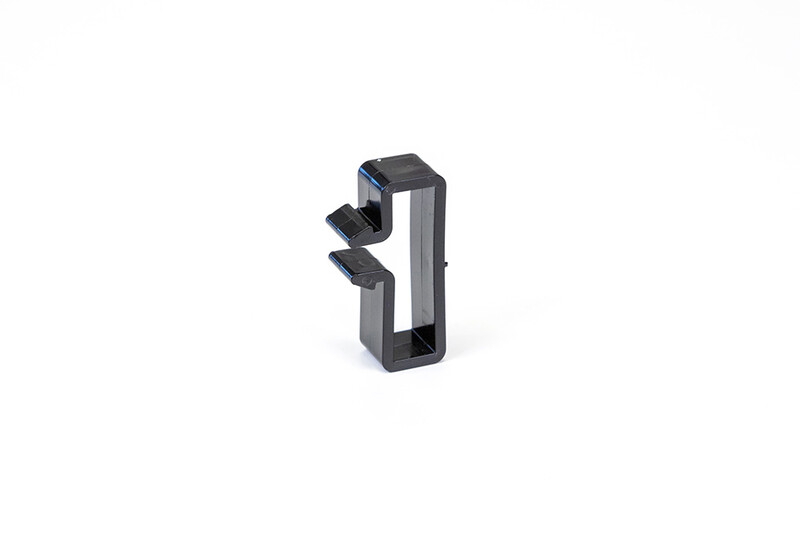 Wisol kabelklem voor bevestiging - handige en duurzame keuze. Zwarte plastic kabelklem met twee klemmen en rechthoekige vorm op een witte achtergrond.