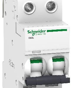 Schneider Electric Acti9 IC60L installatieautomaat 32A, B-curve Tweepolige witte installatieautomaat met groene en zwarte details. Zicht vanuit schuin linksboven.