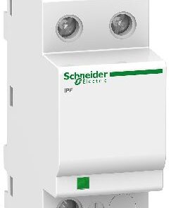 Witte Schneider Electric overspanningsbeveiliging, verticale positie, groene details, twee connectoren aan de bovenkant.