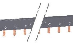 Schneider Electric Acti9 2P stroomrail 100A, voor 24 modules Lange zwarte stroomrail van Schneider Electric met meerdere koperen aansluitingen, diagonaal in het midden doorgesneden.