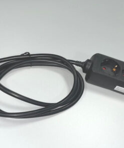 Zwarte voedingskabel met een IEC10A-connector en drie geaarde Schuko-stopcontacten, geplaatst op een grijze ondergrond.