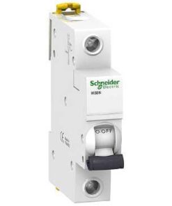 Schneider Electric Acti9 IK60N installatieautomaat, eenpolig, witte behuizing, zwarte hendel, zijaanzicht.