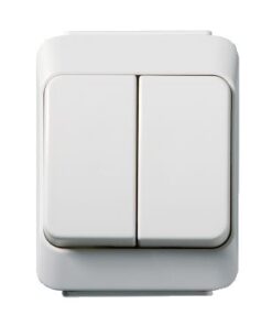 Wit stopcontact met vijf schakelaars, kunststof behuizing, rechthoekige vorm, IP44-geclassificeerd.