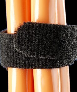 Rittal zwarte klittenband voor kabelbundeling, 2.5m x 16mm Zwarte klittenband opgerold rond oranje kabels tegen een zwarte achtergrond.