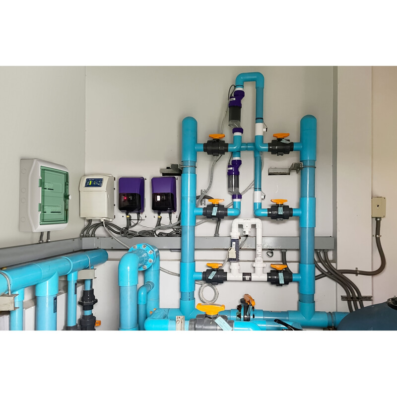 Schneider Electric Kaedra elektriciteitskast in technische installatie Elektriciteitskast Schneider Electric Kaedra geplaatst in een technische ruimte, omgeven door blauwe en paarse leidingen en ...