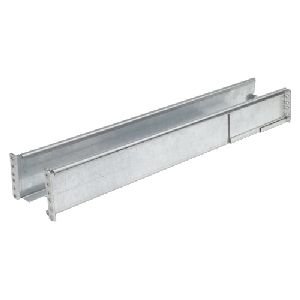 APC Symmetra LX rack-mounting rails, metalen constructie Zilverkleurige metalen APC Symmetra LX rack-mounting rails op een tafelblad.