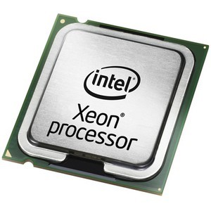 Hopeanvärinen Intel Xeon -prosessori ja Dell Technologiesin CPU-piirilevy ylhäältä katsottuna.
