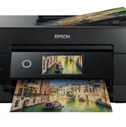 Zwarte Epson Expression Premium XP-7100 printer met kleurrijke foto's zichtbaar.